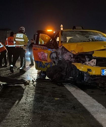 Kağıthane'de otomobil ile taksi çarpıştı: 1 ölü, 2 yaralı
