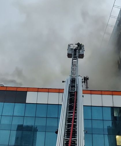 Küçükçekmece'de Çatı Yangını Bitişik Binaya Sıçradı