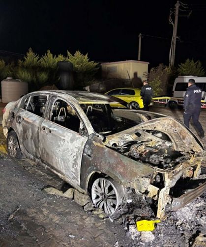 Kuşadası'nda 2 otomobil kundaklandı