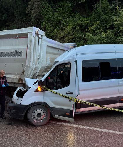 Fatsa'da Minibüs Kamyonla Çarpıştı: 1 Ölü, 23 Yaralı
