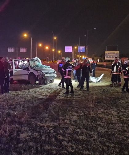Otobüs ile çarpışan hafif ticari araçtaki karı-koca öldü; 3 yaralı