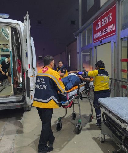 Kozan'da otomobil kamyonete çarptı: 2 yaralı