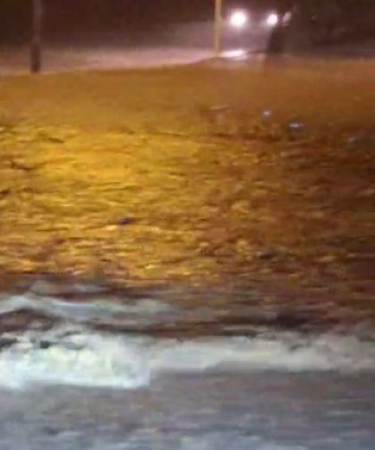 Sakarya'da şiddetli sağanak yolu kapattı