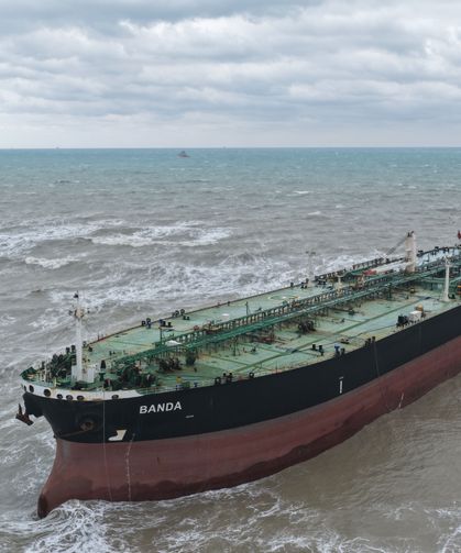 Bakanlık: Sarıyer'de Karaya Oturan Tanker Yüzdürüldü