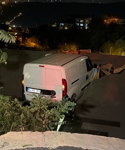 Sarıyer'de Araç Evin Çatısına Uçtu: 1 Yaralı