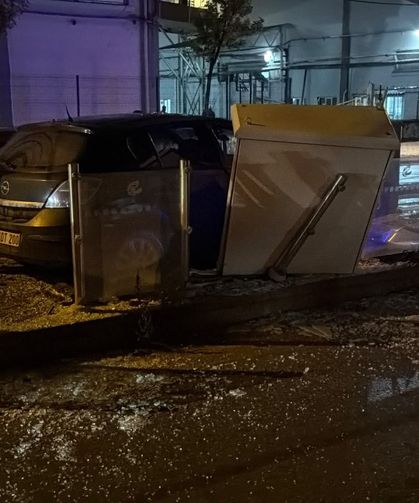 Tramvay durağına dalan otomobilin sürücüsü yaralandı