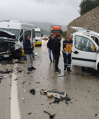 Bursa'da Minibüs ve Araç Çarpıştı: 1 Ölü, 10 Yaralı
