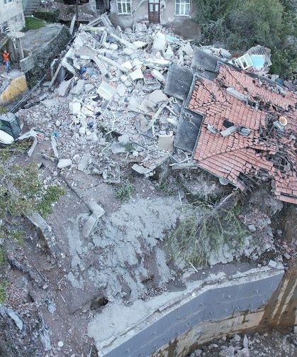 Binanın çökmesinde 1 kişi öldü, 1 kişi yaralandı, 7 bina tahliye edildi