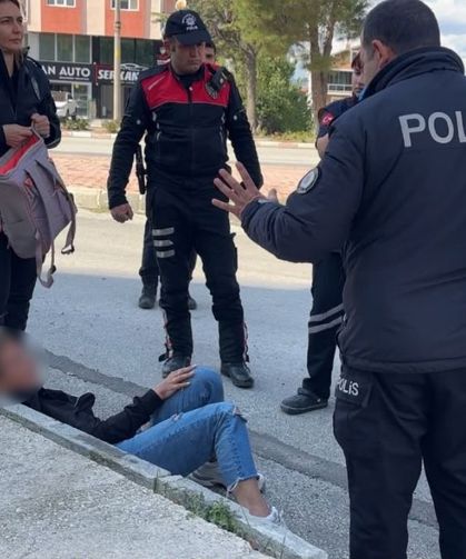 Burdur’da araçların önüne atlayan kadın polise zor anlar yaşattı