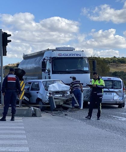 Çanakkale’de freni boşaldığı öne sürülen tanker 4 otomobile çarptı