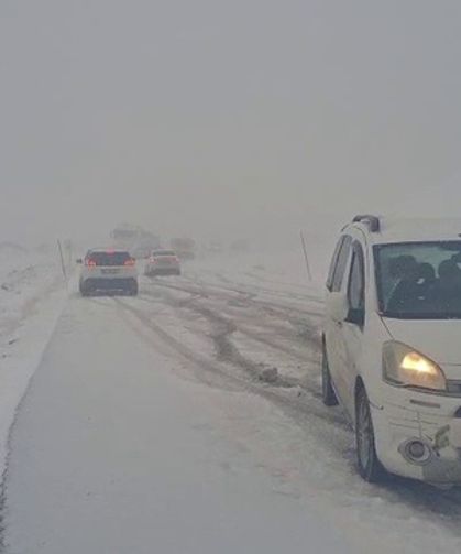 Ekim bitmeden kış bastırdı! Kar yolları kapladı, araçlar yolda kaldı