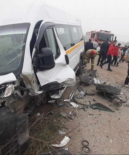 İşçi servisi ile otomobil kafa kafaya çarpıştı: 10 yaralı