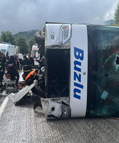 Isparta-Antalya Yolunda Yolcu Otobüsü Devrildi: 1 Ölü, 7 Yaralı