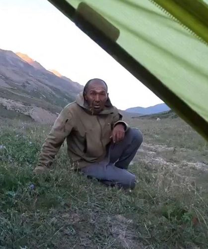 Issız Alanda Kamp Yapan Kadınların Yanına Yaklaştı! “Git” Diye Bağırınca Kaçtı