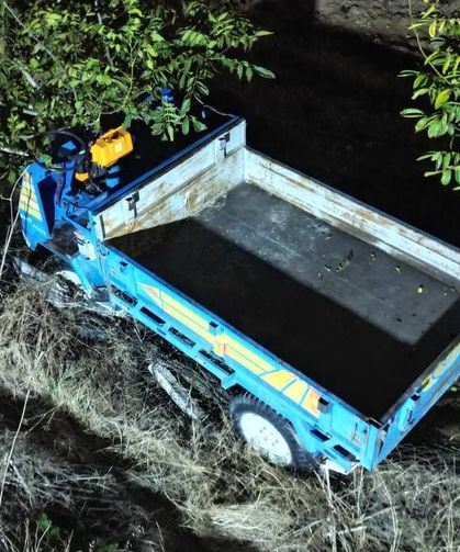 Otomobilin çarptığı patpat 3 metre yükseklikten tarlaya düştü