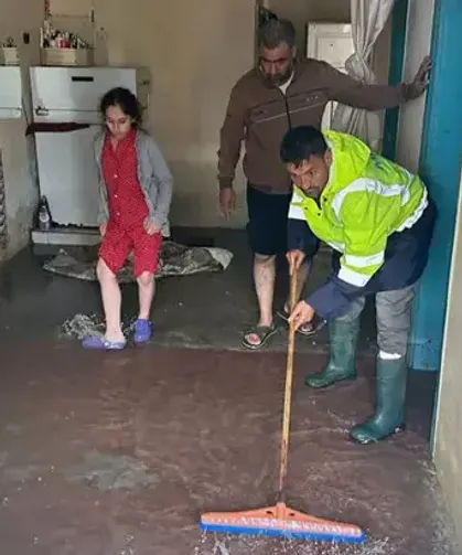 Sağanak; ev ve iş yerlerini su bastı, yollar göle döndü