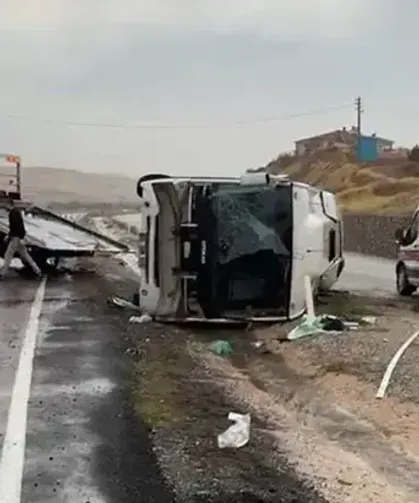 Servis midibüsü devrildi: 14 yaralı