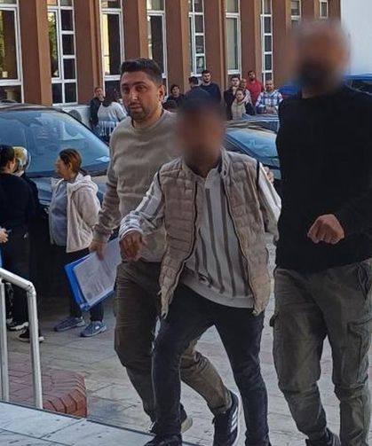 Sevgilisinin Evinde Eşiyle Karşılaştı: Ortalık Karıştı