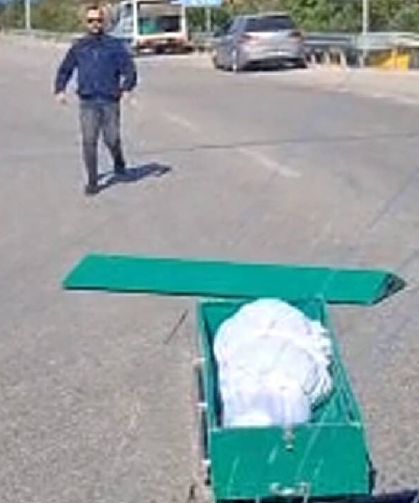 Seyir halindeki cenaze nakil aracından yola tabut düştü