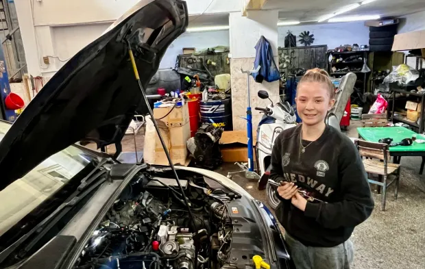 Antalya’da sanayinin 17 yaşındaki kadın oto tamircisi: Selen Tıraşoğlu