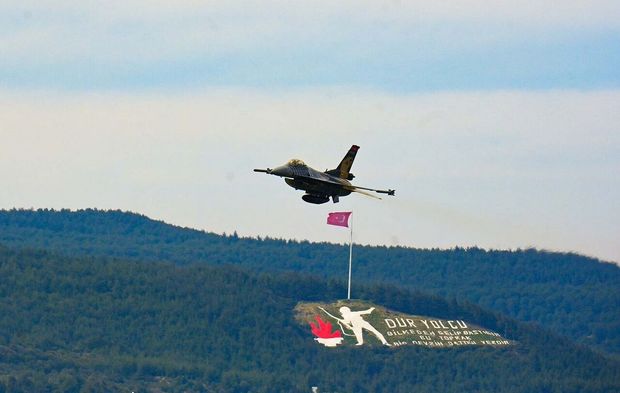 Çanakkale’de gökyüzü şova dönüştü! SOLOTÜRK büyüledi