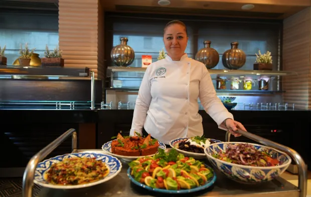 Depremzede şef Hatay mutfağını İzmir’de iftar sofralarına taşıdı