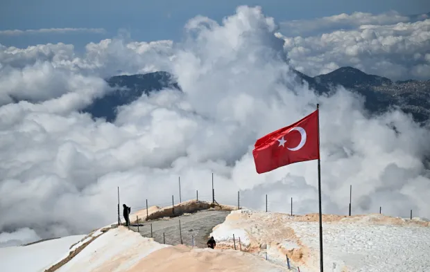Antalya'da nisan ayında kar keyfi! Tahtalı Dağı beyazladı