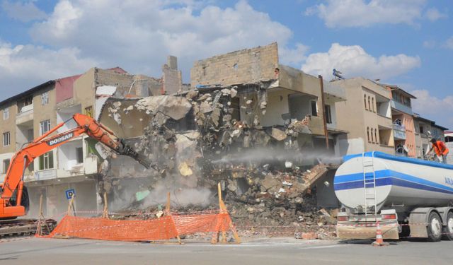 Depremlerden etkilenen Afşin'de ağır hasarlı binaların yıkımı sürüyor