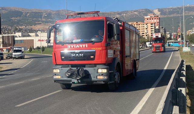 Kahramanmaraş'ta tekstil fabrikasının deposunda çıkan yangına müdahale ediliyor