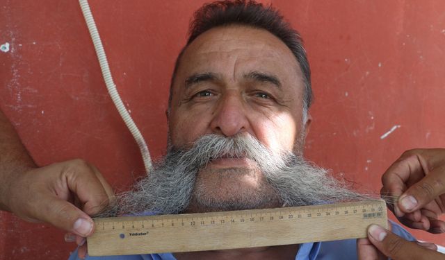 40 santimlik bıyığıyla tanınan adam, 20 yıldır bıyıklarına jilet sürmedi