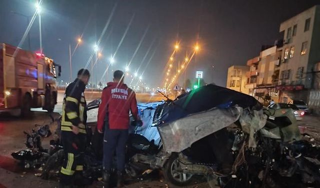 Trafik levhası direğine çarpan otomobil kağıt gibi yırtıldı, sürücü öldü  