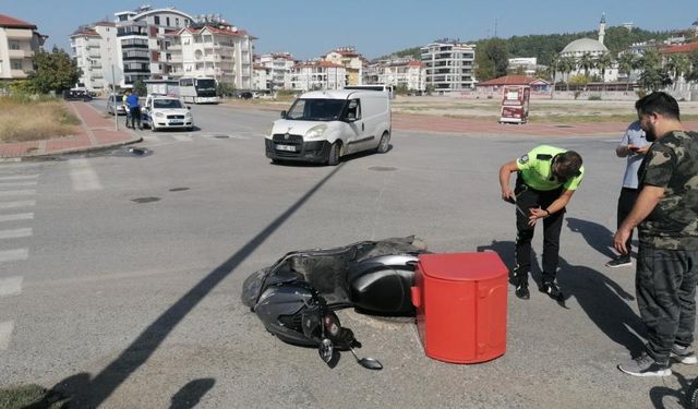 Kavşakta 'U' dönüşü motosiklet sürücüsünü hastanelik etti