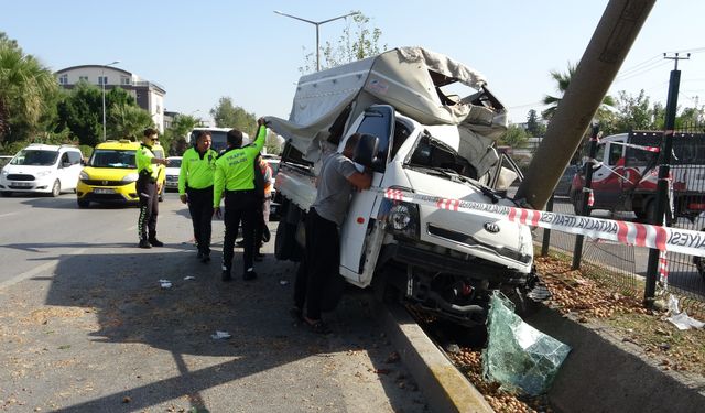 Ceviz yüklü kamyonet beton bloğa çarptı, araçta sıkışan genç sürücü acı içerisinde kıvrandı 