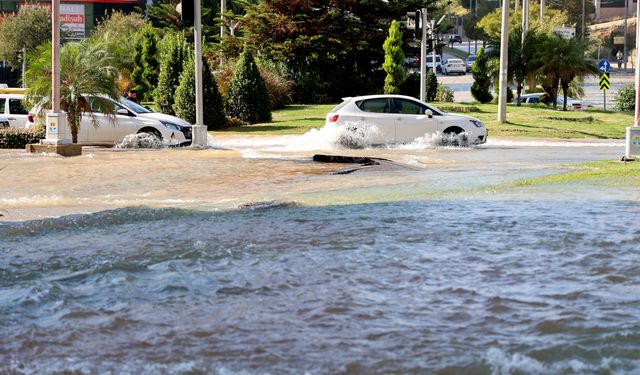 Su borusu patladı yollar nehre döndü