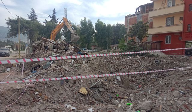 Hatay'da aynı enkazdan ikinci ceset çıktı   