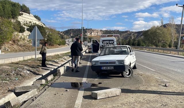 Kontrolden çıkan otomobil bariyere vurdu