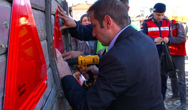 Kaymakamlık çiftçilere reflektör dağıttı