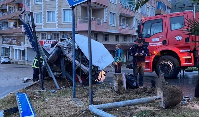 Hurdaya dönen Tofaş' tan 4 kişi yaralı olarak çıktı