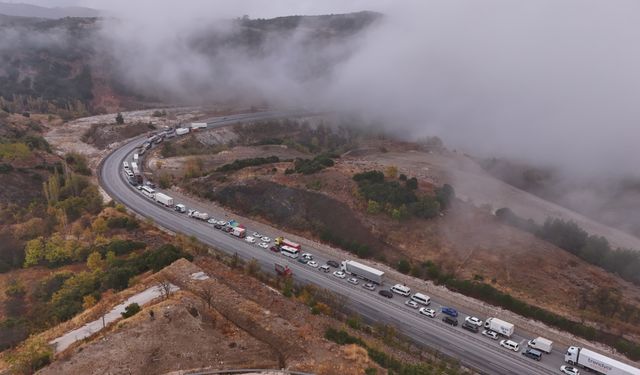 Karayolunda kilometrelerce araç kuyruğu oluştu 