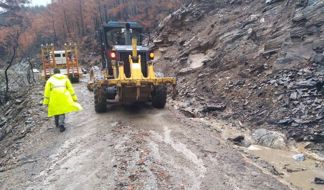 Büyükşehir ekipleri kapanan yolları açtı   