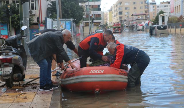 Hatay' da Deniz ile kara birleşti. Afad vatandaşları bot ile kurtarıyor