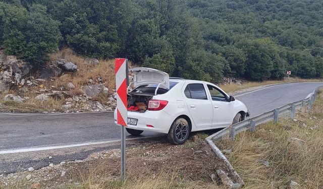 Kahramanmaraş’ta otomobil çelik bariyere çarptı: 2 yaralı 