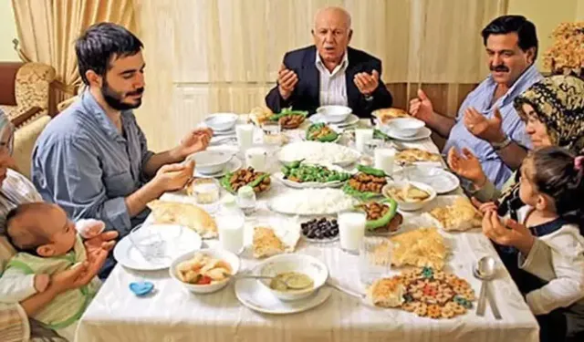 Yemek Duası Nasıl Yapılır? Türkçe Ve Arapça Tefsiri