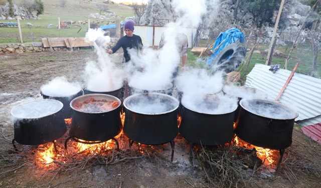 Tescilli Andız pekmezi Kahramanmaraş'ta geleneksel yöntemlerle üretiliyor