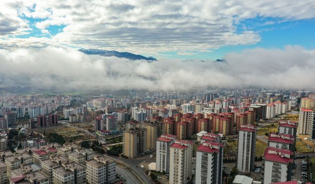 Kahramanmaraş'ın sisle bütünleşen manzarası dronla görüntülendi