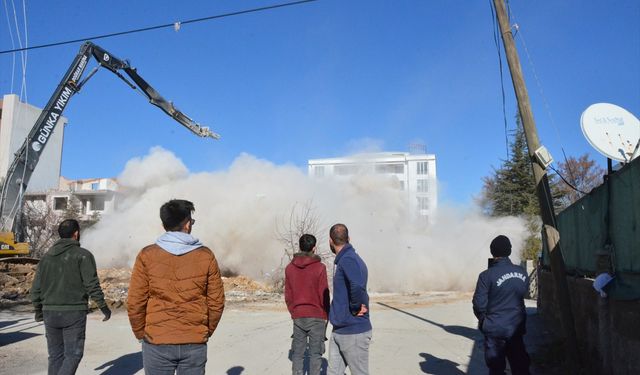 Kahramanmaraş'ta ağır hasarlı binaların kontrollü yıkımı süreci devam ediyor!