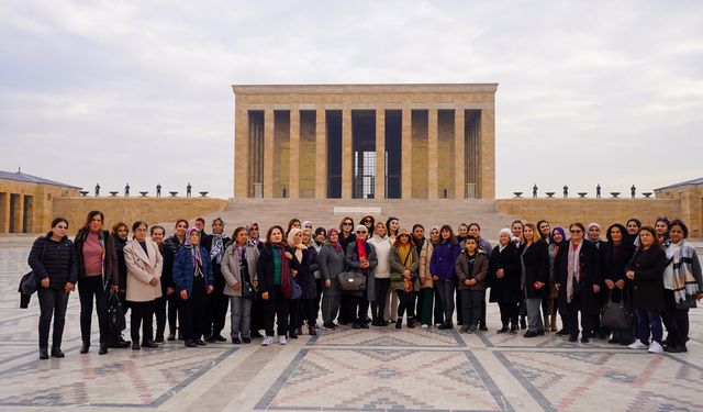 Kadınlar, Kadın Hakları Günü'nde Anıtkabir'i ziyaret etti 