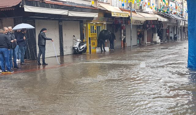 Rögarlar taştı, çarşı merkezini su bastı 