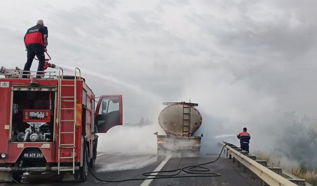 Seyir halindeki tanker alev aldı