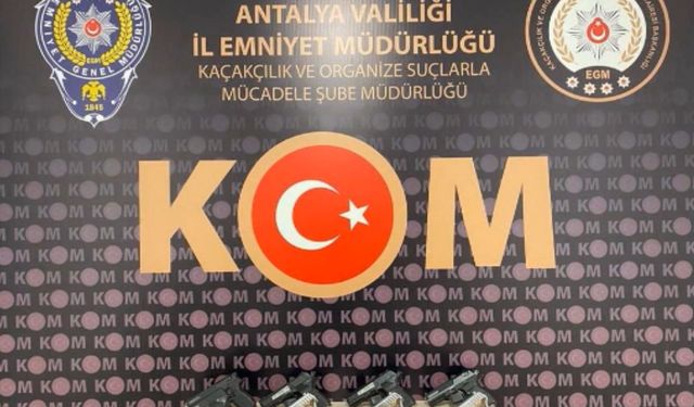 Otomobilin ön konsolu silah deposu çıktı